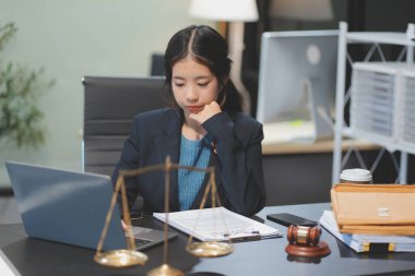 Kadın iş kadını avukatlar hukuk firmalarında çalışıyor. Yargıç Tokmak adalet terazisinden. Hukuk hukuku, avukat, belgeler, tavsiye ve adalet kavramı.