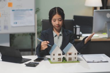 Emlakçılar, konut modellerini müşterilere ayrıntılı bir şekilde anlatma, evler ve satın alma kredileri hakkında bilgi verme ve sunma konularında açıklar. Gayrimenkul ticareti.