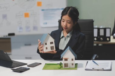 Emlakçılar, konut modellerini müşterilere ayrıntılı bir şekilde anlatma, evler ve satın alma kredileri hakkında bilgi verme ve sunma konularında açıklar. Gayrimenkul ticareti.