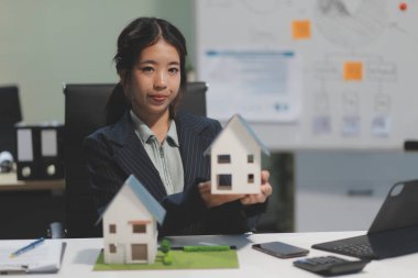 Emlakçılar, konut modellerini müşterilere ayrıntılı bir şekilde anlatma, evler ve satın alma kredileri hakkında bilgi verme ve sunma konularında açıklar. Gayrimenkul ticareti.