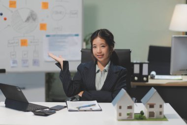 Emlakçılar, konut modellerini müşterilere ayrıntılı bir şekilde anlatma, evler ve satın alma kredileri hakkında bilgi verme ve sunma konularında açıklar. Gayrimenkul ticareti.