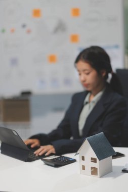 Emlakçılar, konut modellerini müşterilere ayrıntılı bir şekilde anlatma, evler ve satın alma kredileri hakkında bilgi verme ve sunma konularında açıklar. Gayrimenkul ticareti.