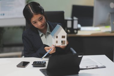 Emlakçılar, konut modellerini müşterilere ayrıntılı bir şekilde anlatma, evler ve satın alma kredileri hakkında bilgi verme ve sunma konularında açıklar. Gayrimenkul ticareti.