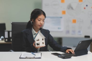 Emlakçılar, konut modellerini müşterilere ayrıntılı bir şekilde anlatma, evler ve satın alma kredileri hakkında bilgi verme ve sunma konularında açıklar. Gayrimenkul ticareti.