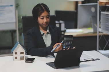 Emlakçılar, konut modellerini müşterilere ayrıntılı bir şekilde anlatma, evler ve satın alma kredileri hakkında bilgi verme ve sunma konularında açıklar. Gayrimenkul ticareti.