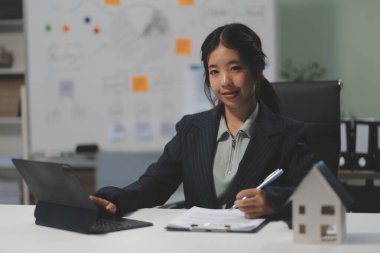 Emlakçılar, konut modellerini müşterilere ayrıntılı bir şekilde anlatma, evler ve satın alma kredileri hakkında bilgi verme ve sunma konularında açıklar. Gayrimenkul ticareti.