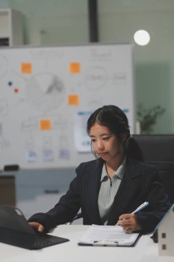 Emlakçılar, konut modellerini müşterilere ayrıntılı bir şekilde anlatma, evler ve satın alma kredileri hakkında bilgi verme ve sunma konularında açıklar. Gayrimenkul ticareti.