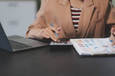 Ofiste tablet ve belgeyle çalışan iş adamları ekibi mali raporu, iş planı yatırımını ve mali analiz kavramını analiz etmeyi planlıyor. Ekonomik iş tartışmaları.