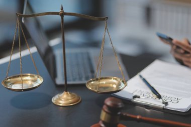 Kadın iş kadını avukatlar hukuk firmalarında çalışıyor. Yargıç Tokmak adalet terazisinden. Hukuk hukuku, avukat, belgeler, tavsiye ve adalet kavramı.