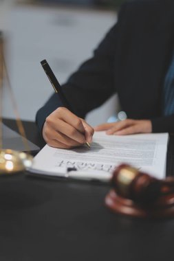 Kadın iş kadını avukatlar hukuk firmalarında çalışıyor. Yargıç Tokmak adalet terazisinden. Hukuk hukuku, avukat, belgeler, tavsiye ve adalet kavramı.