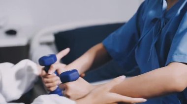 Klinikteki hastaya yakın çekim. Doktor ve hemşire ellerinde steteskop tutuyor..