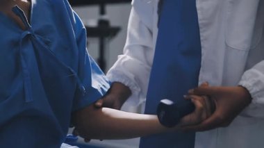 Üniformalı doktor ve steteskoplu tıbbi maske..