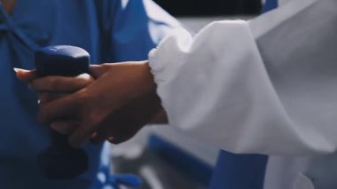 Steteskopu tutan doktorun elini kapat.