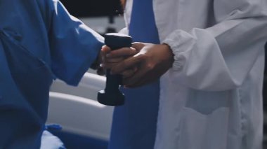 Stetoskop tutan hastalarla doktorun ellerini kapatın..