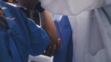 Üniversite üniformalı iki genç kız öğrenci.