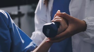 Stetoskop tutan bir doktor.