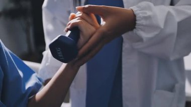 Kadın bir doktorun elinde şırınga varken.