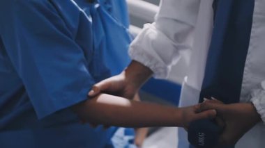 Kapat. Steteskoplu bir doktor ve bir tıp hastanesinde eli..