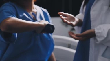 Doktor hastane koğuşunda nabzını kontrol ediyor.