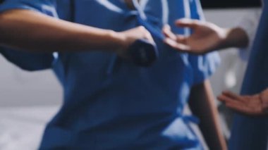 Doktor el steteskopu tutuyor. tıbbi konsept.