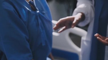 Yakın plan - hastanın elini tutan doktorun fotoğrafı