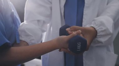 Stetoskop tutan üniformalı bir doktorun fotoğrafını çek..