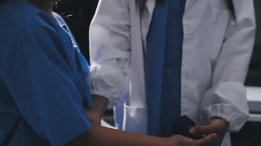 Doktor stetoskop bir hastayla holding