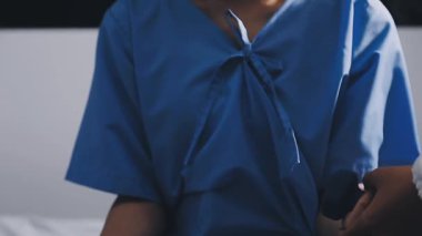 Steteskop tutan üniformalı bir kadın.