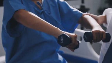 Hastanede stetoskop ile erkek doktor.