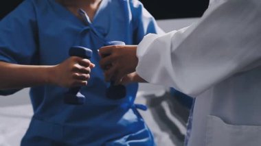 Elinde steteskop olan bir doktor..