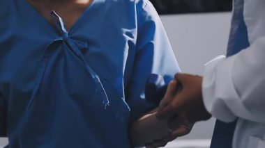 Kadın doktor steteskop tutuyor. yüksek kaliteli fotoğraf