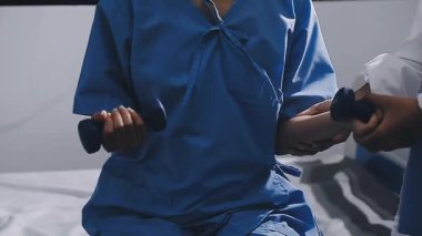 Doktor klinikteki hastayı muayene ediyor, yakın plan..