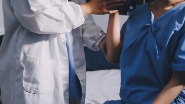 Doktorların ellerini ve tıbbi personeli kapatın..