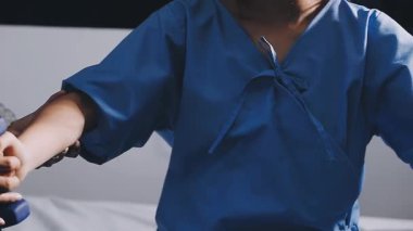 Doktor hastayı el ele tutuyor, hastane ve sağlık hizmetleri kavramı