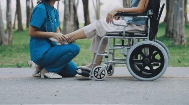 Tekerlekli sandalyeli genç kadın