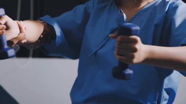 Spor salonunda bir dambılı tutan bir erkek. Eğitim konsepti.