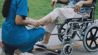 Parkta sandalyede oturan kadın.