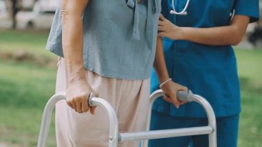 Tekerlekli sandalyedeki kadın ve kocası