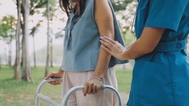 Kadın doktor hastanede hastanın elini tutuyor..