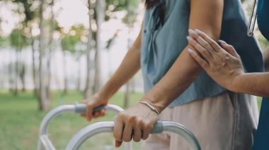 Birbirine aşık çiftler parkta yürüyor.