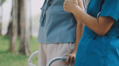 Hasta eli hastanede olan Asyalı kadın, Tayland, sağlık hizmeti konsepti.