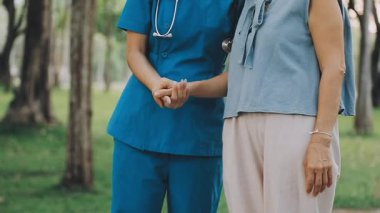 Doktor hastasıyla steteskop tutuyor..