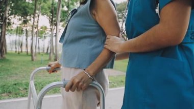 Parkta hastası olan bir kadın.