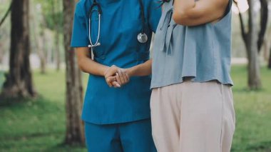 Genç Asyalı kadın doktor ve hemşire hastanede, sağlık hizmeti konsepti