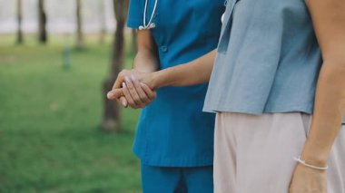 Parkta mavi gömlekli genç bir kadın var.