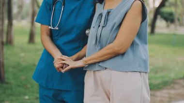 Kadın doktor ve hastası hastanede duruyor..