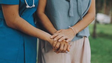 Birbirine aşık genç çift el ele tutuşuyor