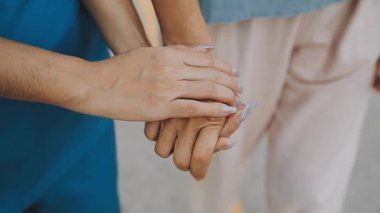 Genç çiftin el ele tutuşması.