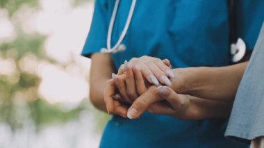 Doktorun ellerini kapat.