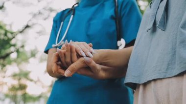 Doktor el ele tutuş tıbbi bir hasta, sağlık hizmetleri, tıbbi konsept